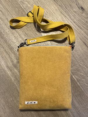 Rückseite aus senfgelbem Cordstoff